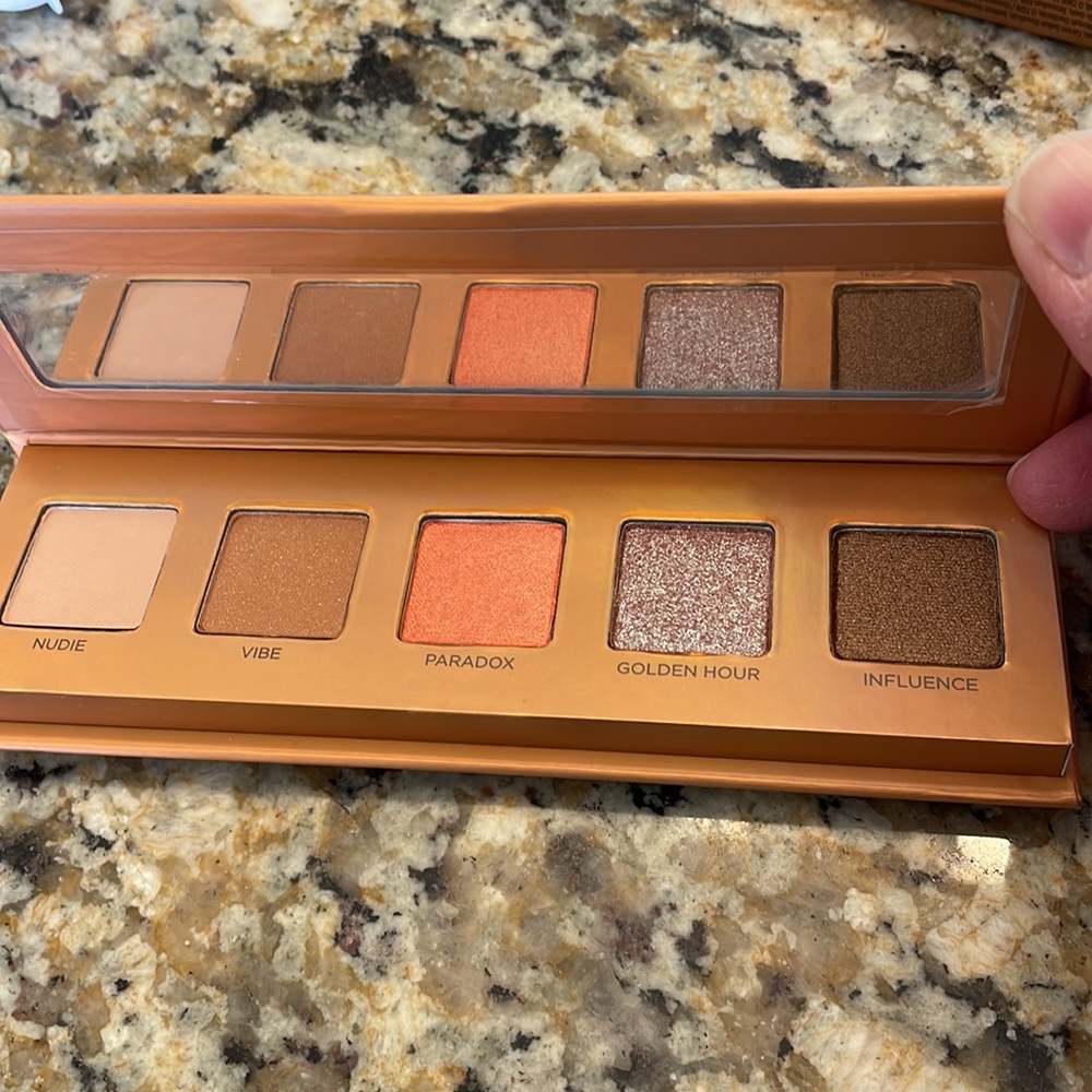 UB LIGHTBEAM eyeshadow palette
